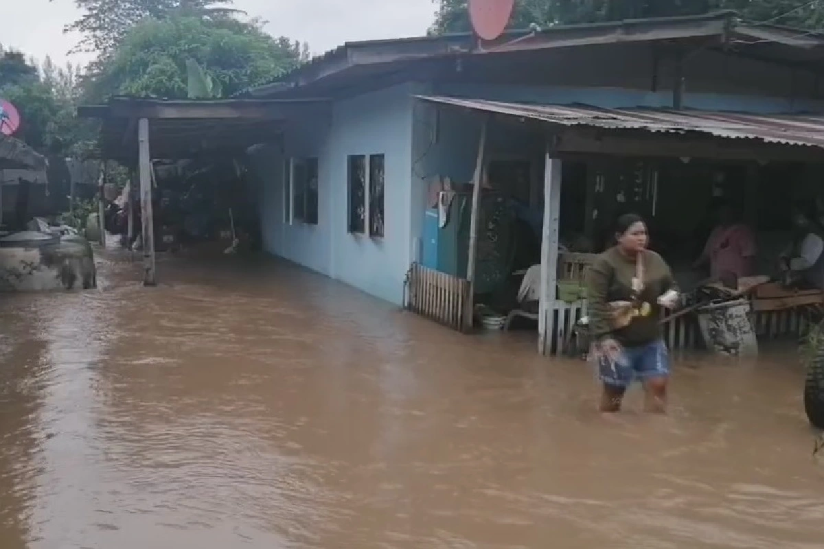 น้ำป่าเขาใหญ่ทะลักท่วมปากช่อง ชาวบ้านขนของขึ้นที่สูง