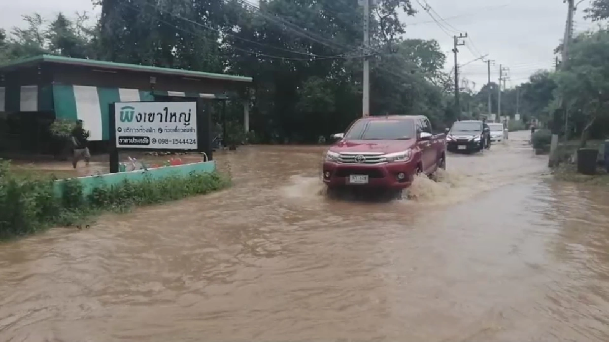 น้ำป่าเขาใหญ่ทะลักท่วมปากช่อง ชาวบ้านขนของขึ้นที่สูง