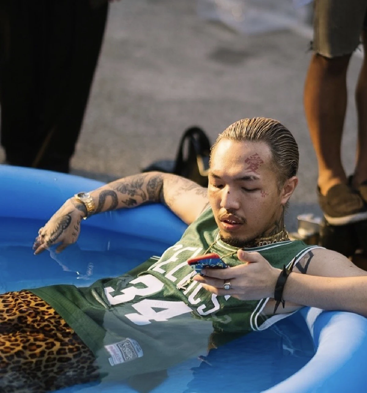 ยังโอม เจอดราม่าหนัก! หลังเซ็นลายเซ็นต์บนเนินอกเด็กผู้หญิงวัย 15 ปี