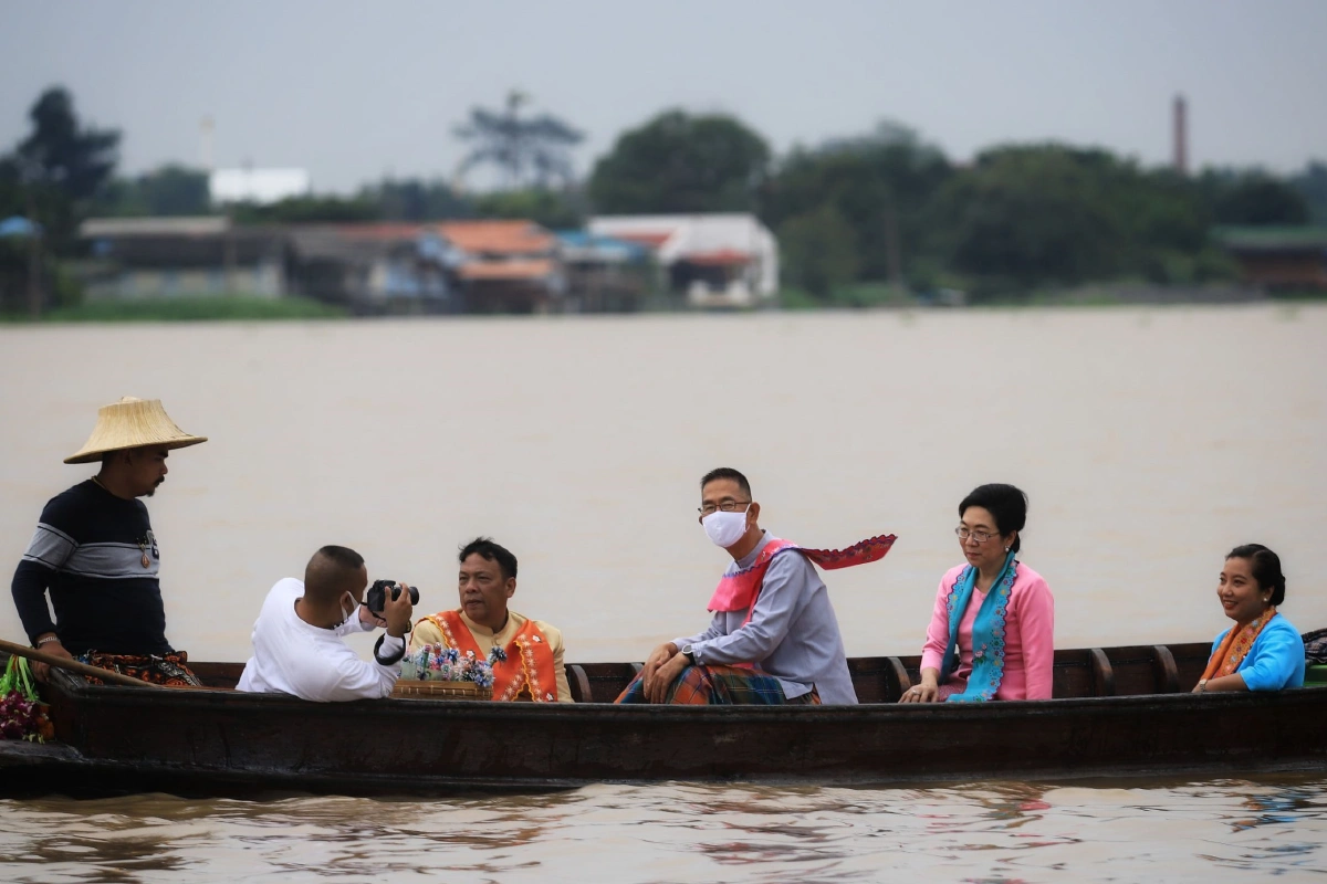 ผู้ว่าฯปทุมลงเรือบอกบุญประเพณีลำพาข้าวสาร
