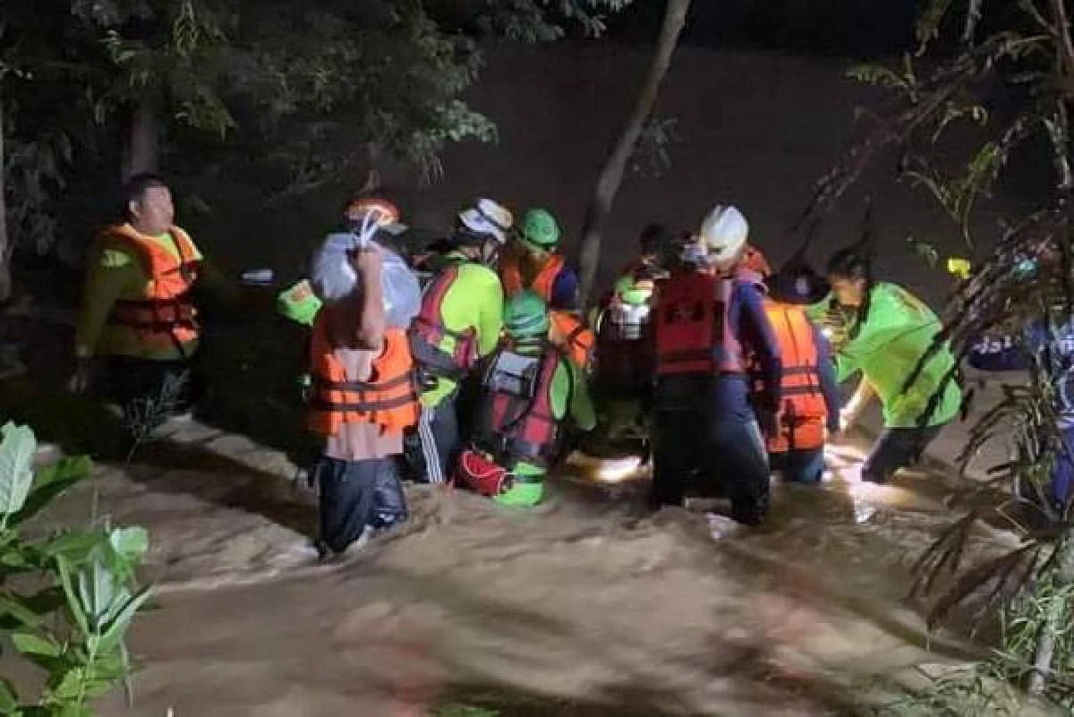 เปิดภาพนาทีประชาชนหนีน้ำป่าเขาใหญ่ท่วมปากช่อง