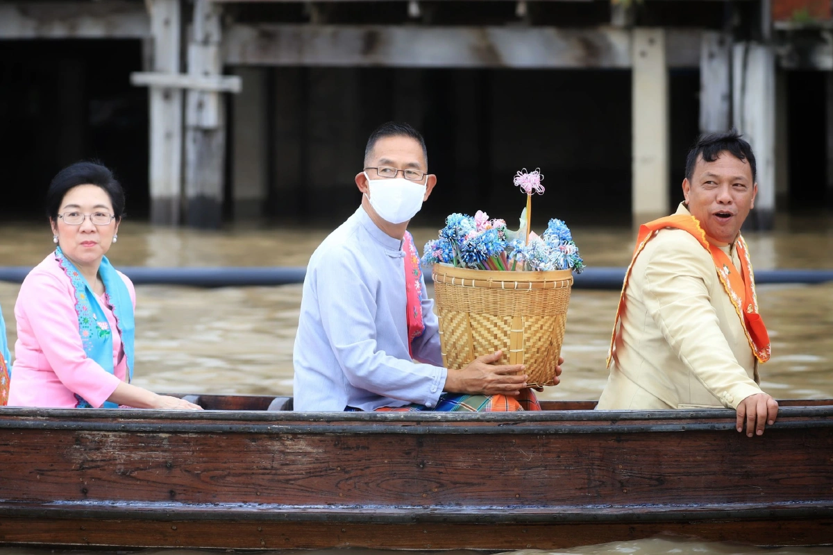 ผู้ว่าฯปทุมลงเรือบอกบุญประเพณีลำพาข้าวสาร