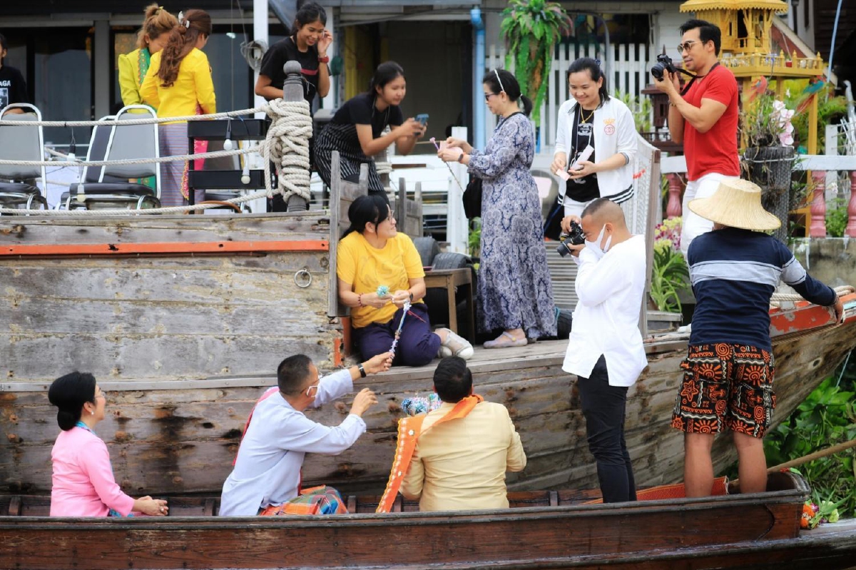 ผู้ว่าฯปทุมลงเรือบอกบุญประเพณีลำพาข้าวสาร ผู้ว่าฯปทุมลงเรือบอกบุญประเพณีลำพาข้าวสาร