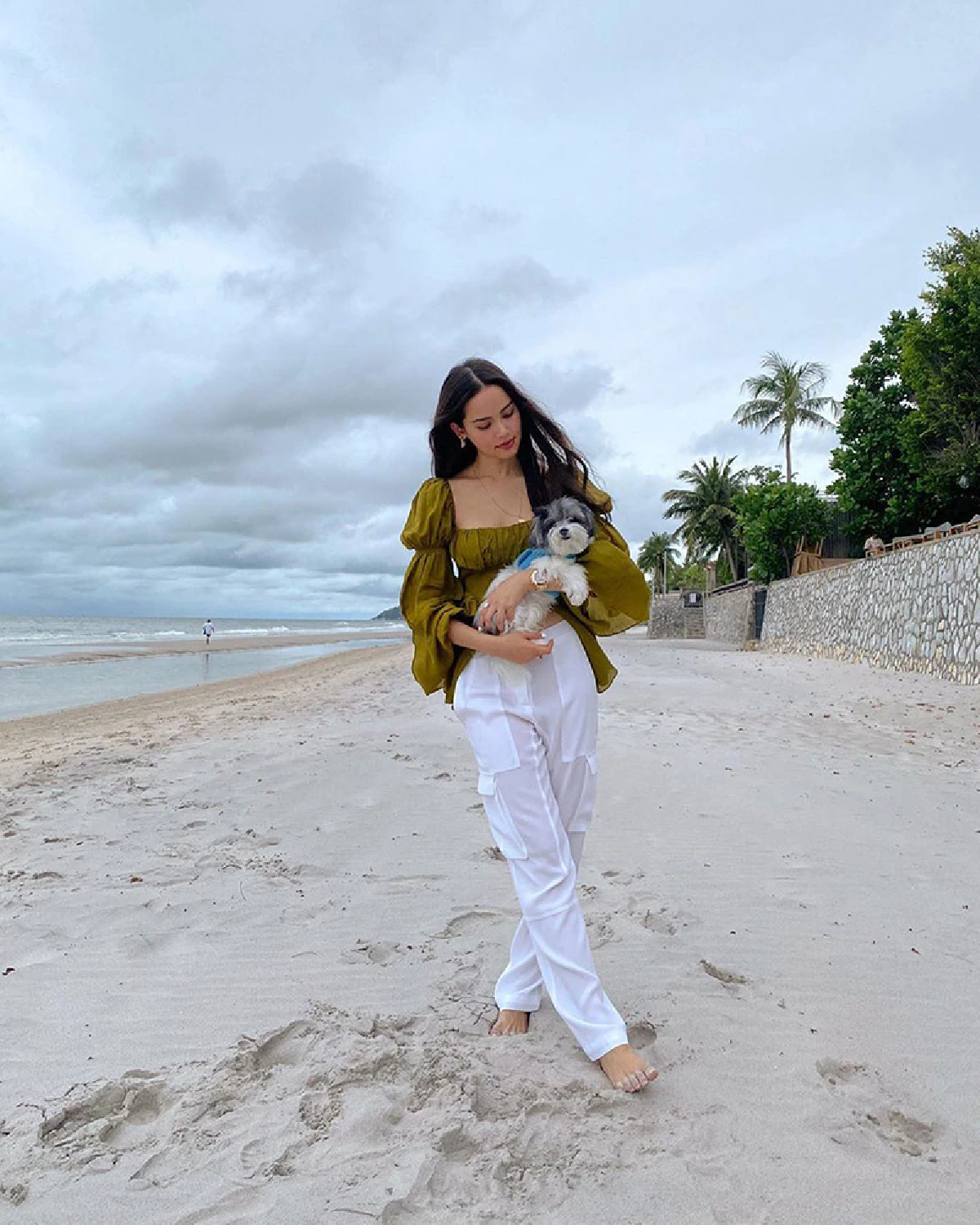 ญาญ่า อุรัสยา สดใสเซ็กซี่! ในชุดบิกินี่สีรุ้งนั่งโพสท่าสวยในสระน้ำ