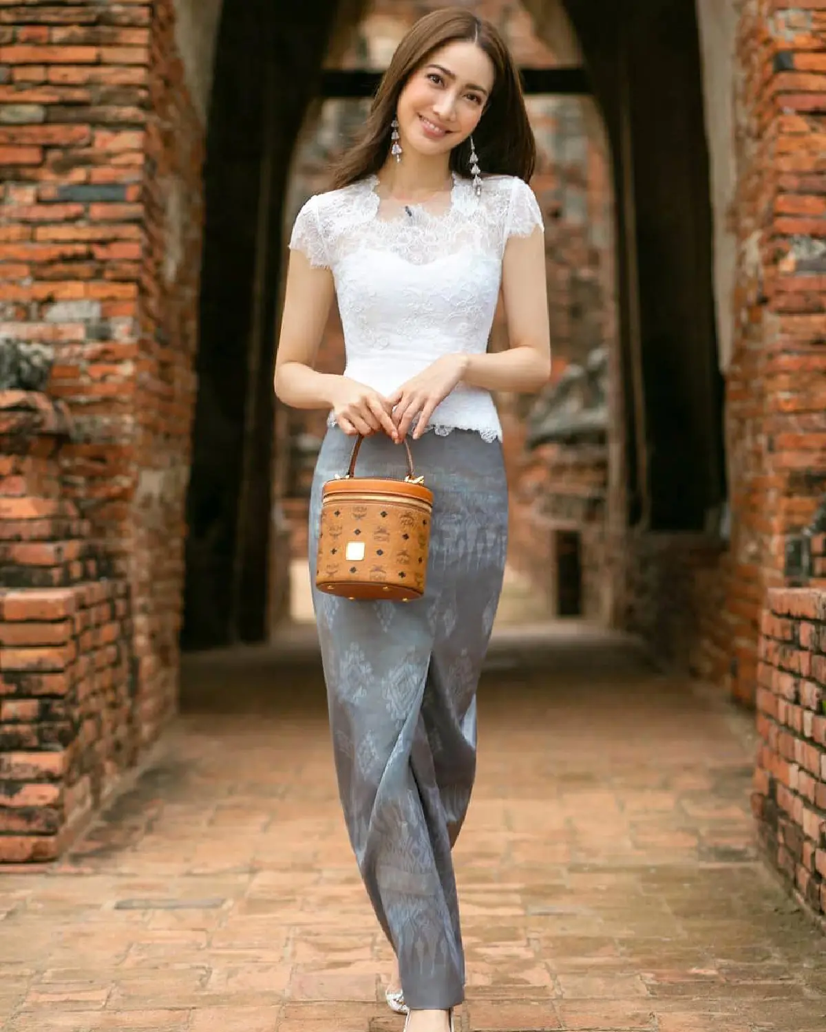 สวยละมุน! แต้ว ณฐพร สวมชุดเสื้อลูกไม้กับผ้าไหมมัดหมี่ทำบุญที่อยุธยา