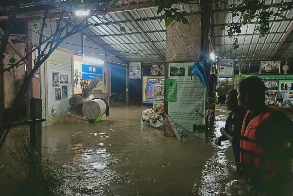 เปิดภาพนาทีประชาชนหนีน้ำป่าเขาใหญ่ท่วมปากช่อง