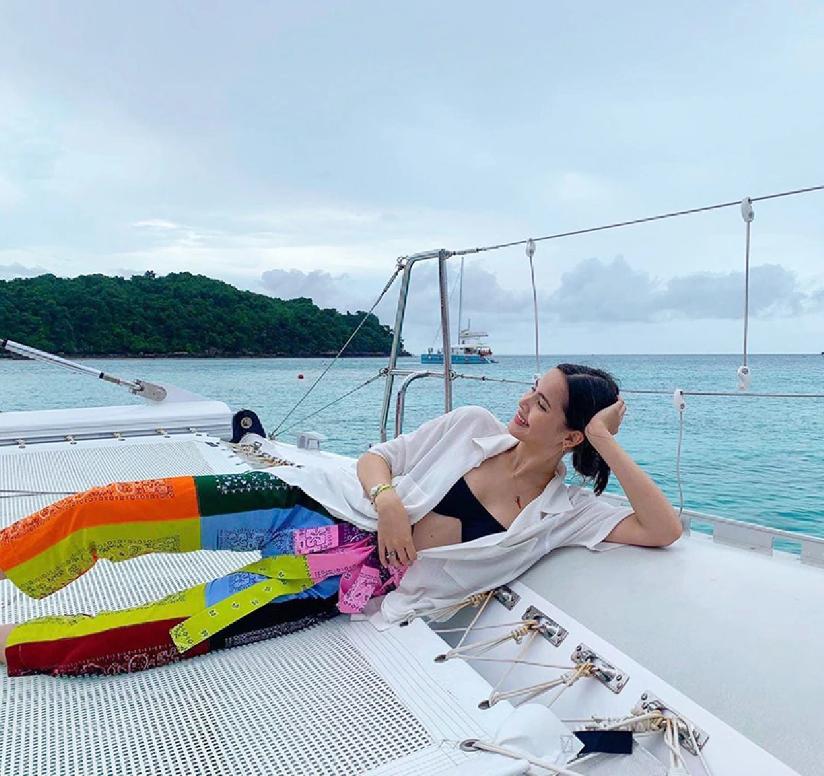 ญาญ่า อุรัสยา สดใสเซ็กซี่! ในชุดบิกินี่สีรุ้งนั่งโพสท่าสวยในสระน้ำ