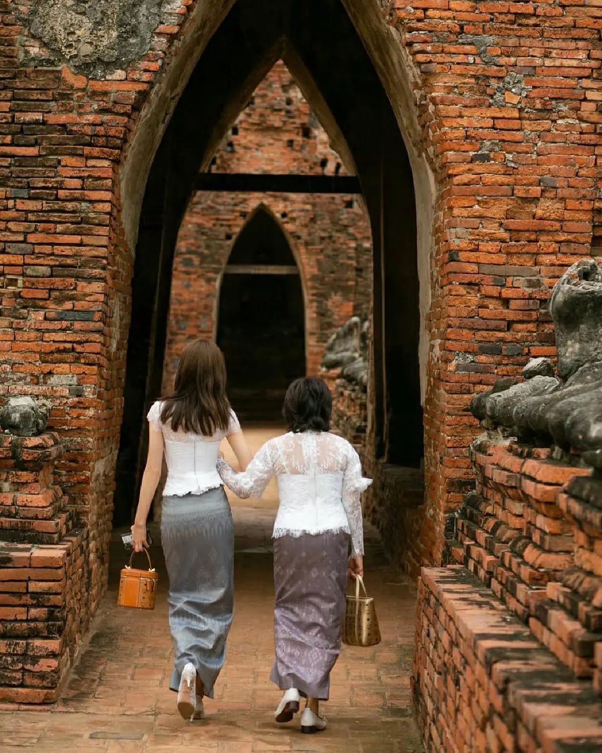 สวยละมุน! แต้ว ณฐพร สวมชุดเสื้อลูกไม้กับผ้าไหมมัดหมี่ทำบุญที่อยุธยา