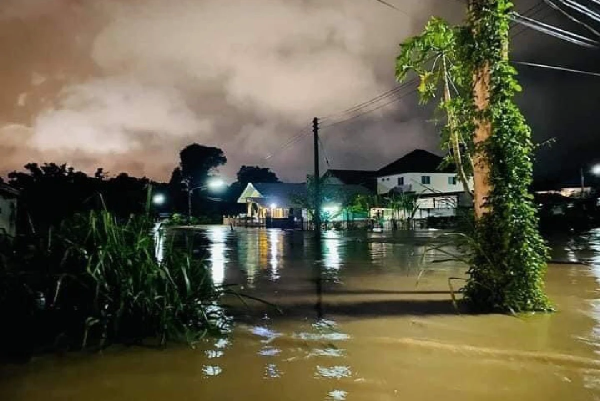 เปิดภาพนาทีประชาชนหนีน้ำป่าเขาใหญ่ท่วมปากช่อง