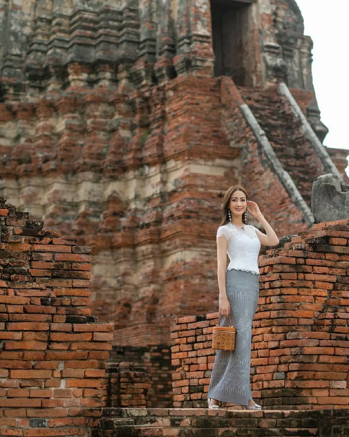 สวยละมุน! แต้ว ณฐพร สวมชุดเสื้อลูกไม้กับผ้าไหมมัดหมี่ทำบุญที่อยุธยา