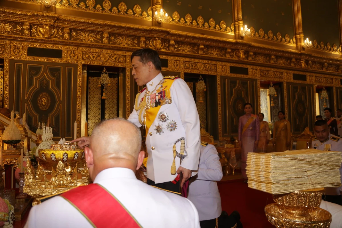 ในหลวง-พระราชินีทรงบำเพ็ญพระราชกุศลถวายผ้าพระกฐินปี2563