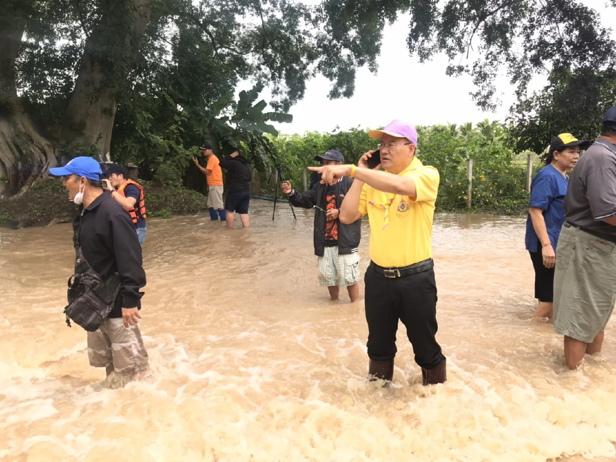 สุดระทึก!ผู้ว่าฯโคราชลุยน้ำเชี่ยวช่วยเด็กน้อยถูกน้ำป่าถล่มอย่างทุลักทุเล