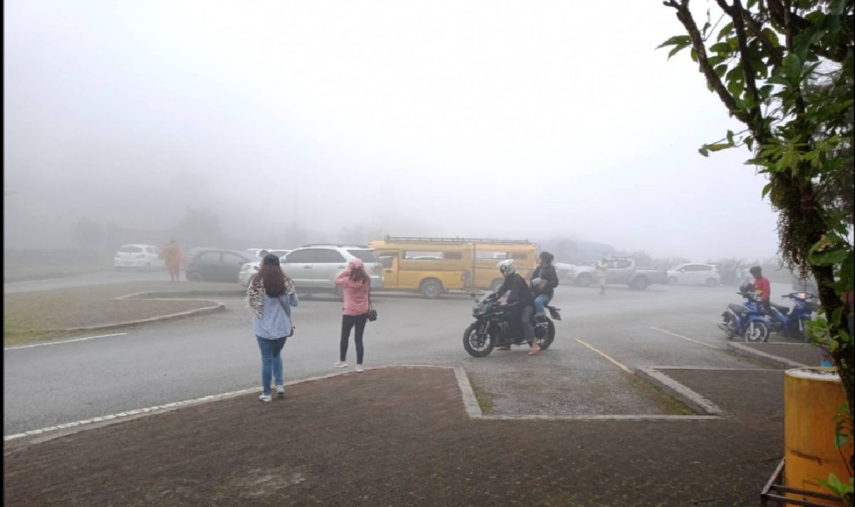 ปลายฝนต้นหนาวนักท่องเที่ยวทะลักยอดดอยอินทนนท์