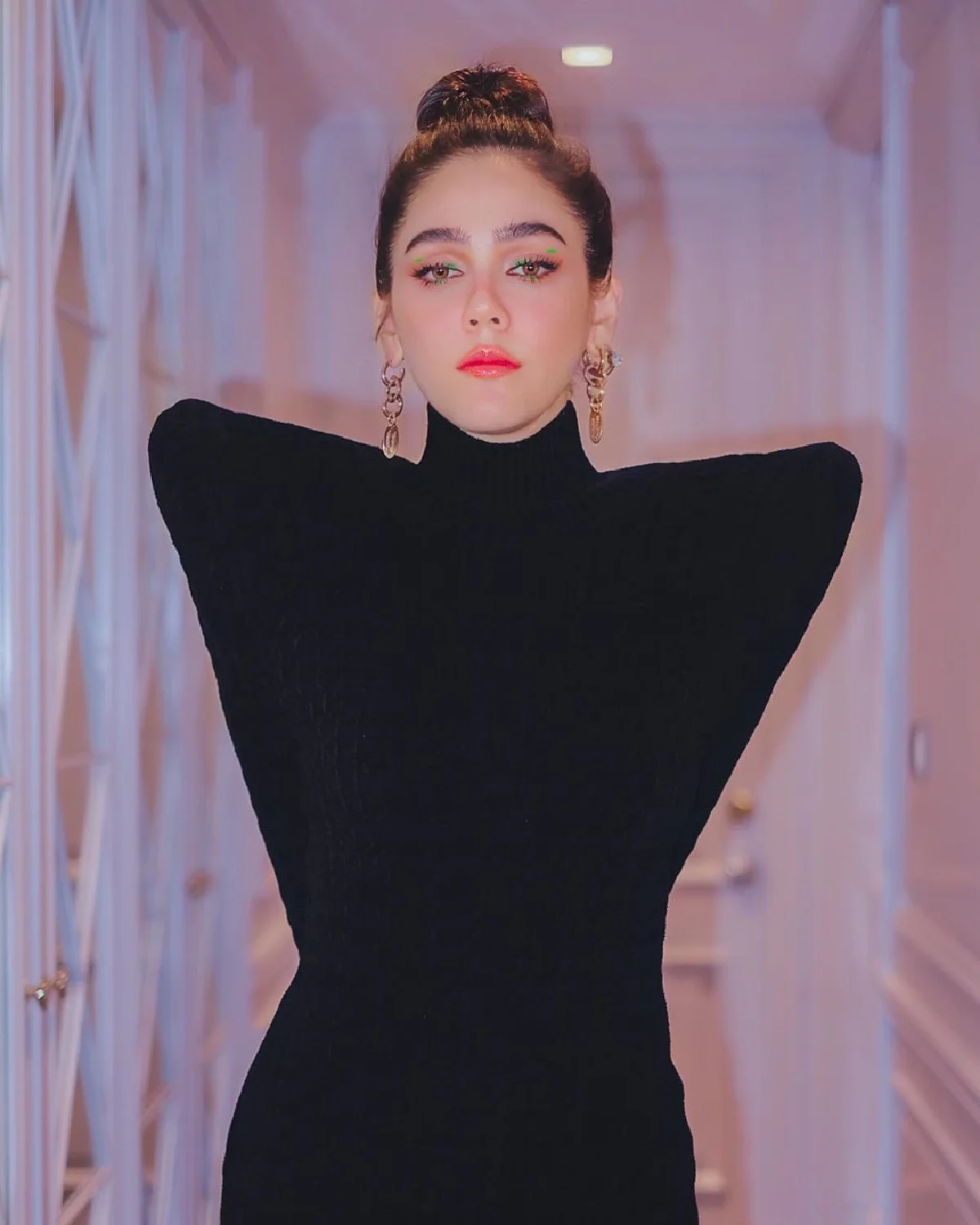 ปังไม่ไหว! ชมพู่ อารยา กับแฟชั่นยกไหล่สูงปรี๊ด พร้อมกางปีกเหินฟ้า 