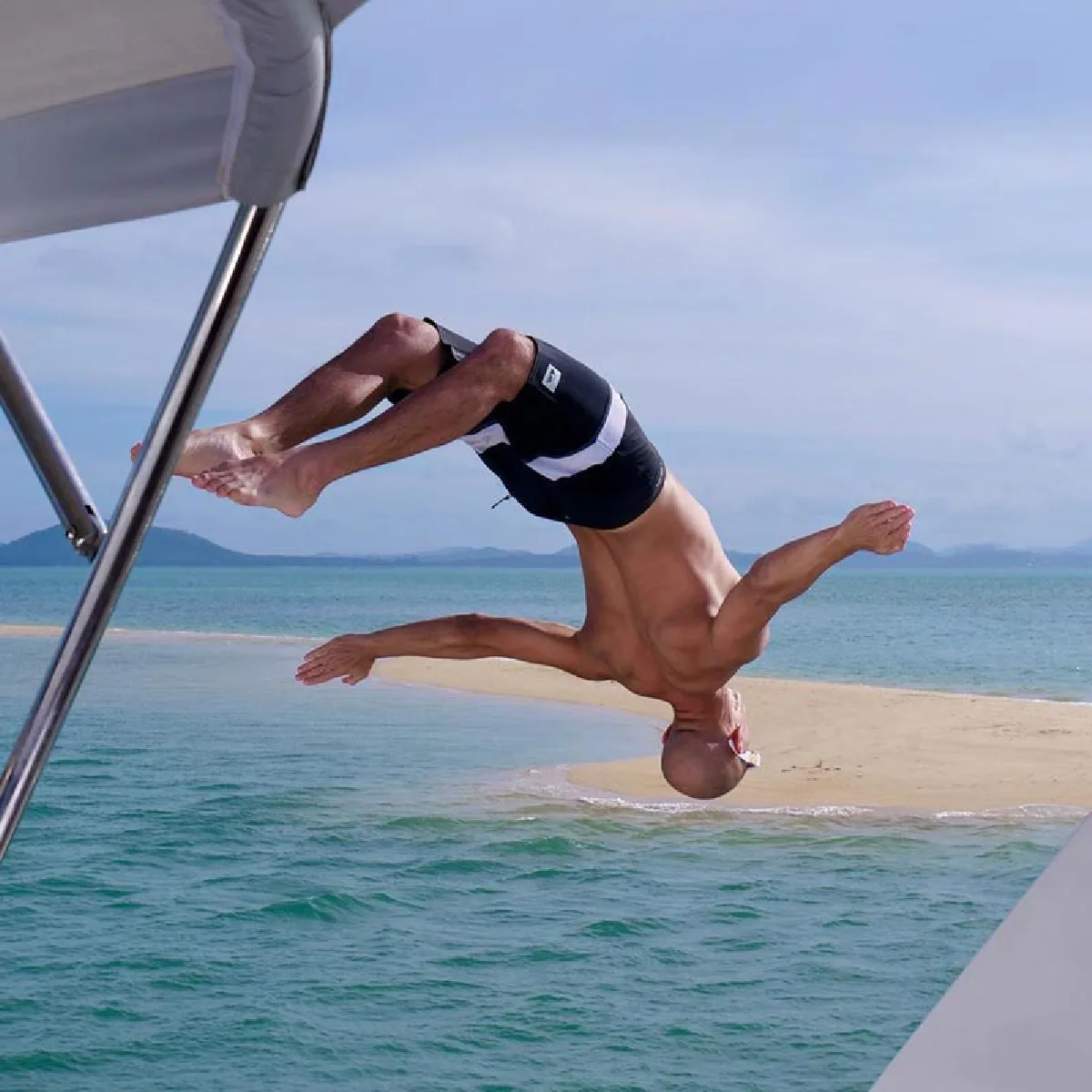 คู่นี้มันปัง! ซาบีน่า-อนัน อันวา โพสท่ายากโชว์หวานกลางทะเล