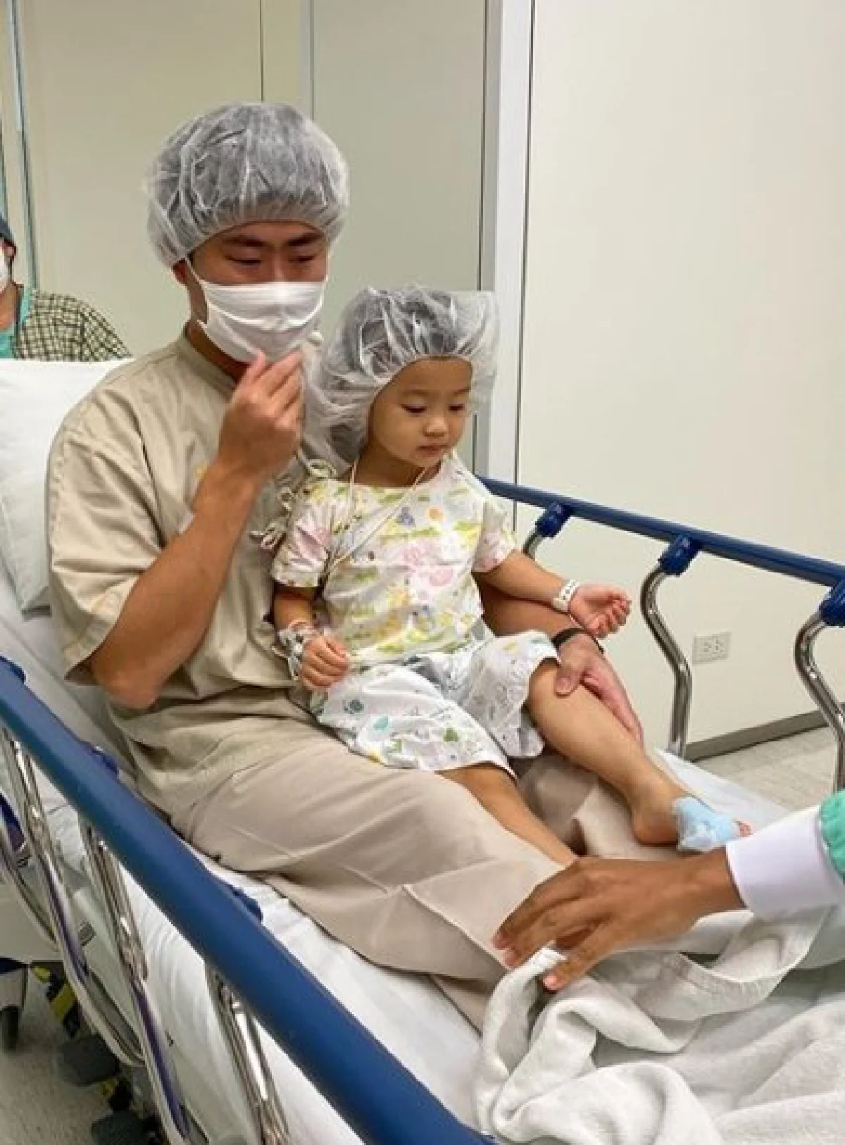 เอ็ม บุษราคัม ช็อคจนร้องไห้ไม่ออก! น้องนาฬิกา โดนโต๊ะกระจกล้มใส่จนนิ้วเท้าขาด