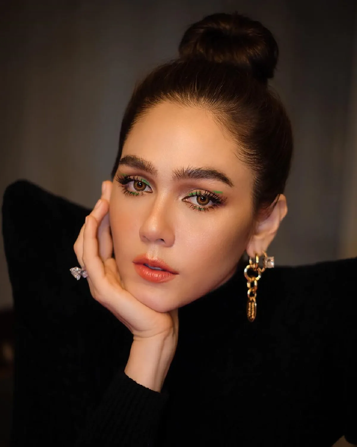 ปังไม่ไหว! ชมพู่ อารยา กับแฟชั่นยกไหล่สูงปรี๊ด พร้อมกางปีกเหินฟ้า 