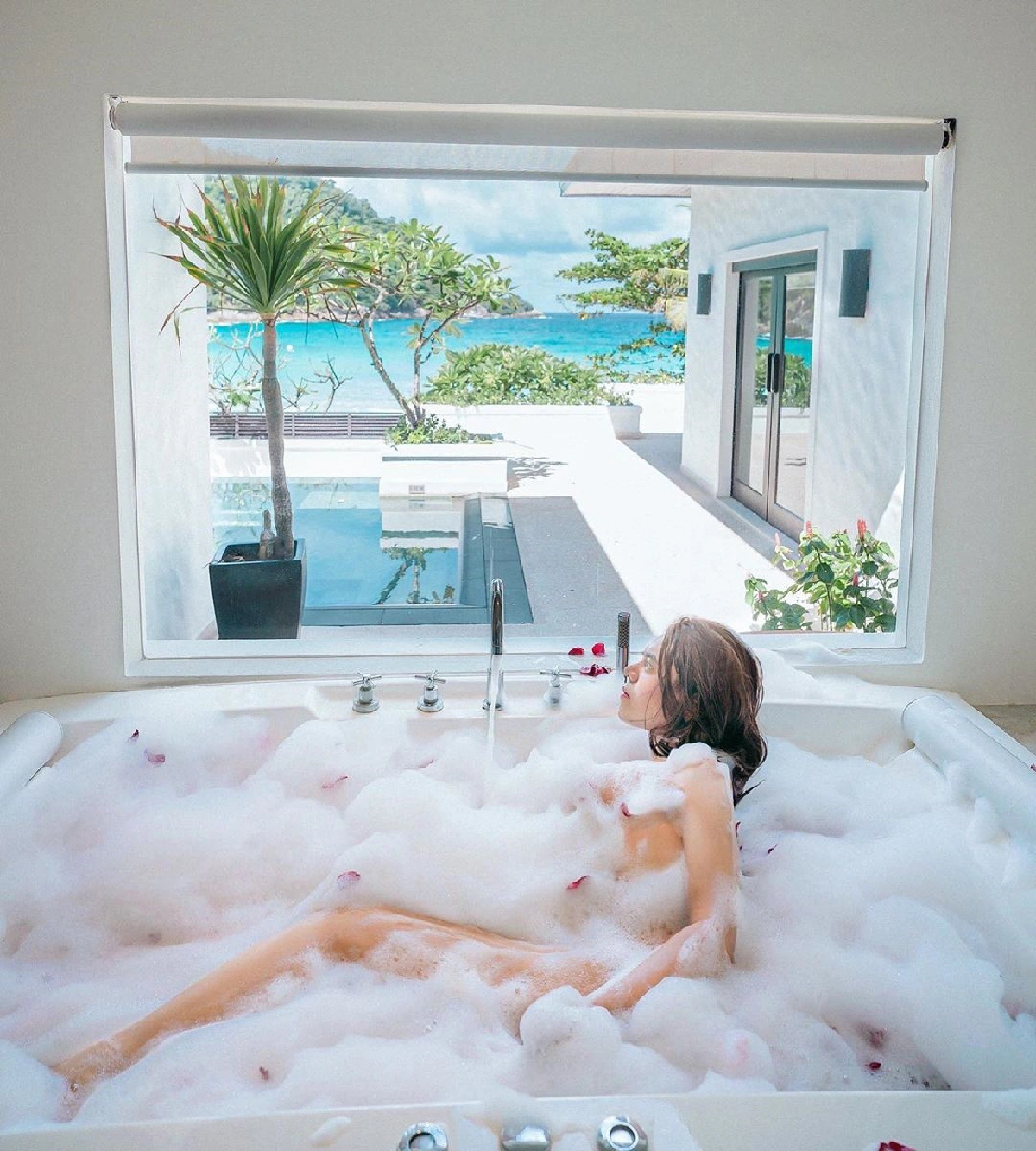 แยกไม่ออกแล้ว! เอ ศุภชัย ประชันสวยมุมเดียวกับ อั้ม พัชราภา ทำแฟนคลับตะลึง