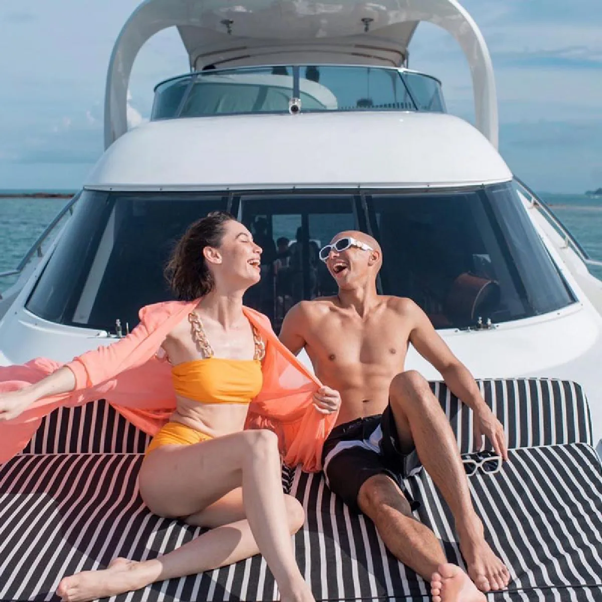 คู่นี้มันปัง! ซาบีน่า-อนัน อันวา โพสท่ายากโชว์หวานกลางทะเล