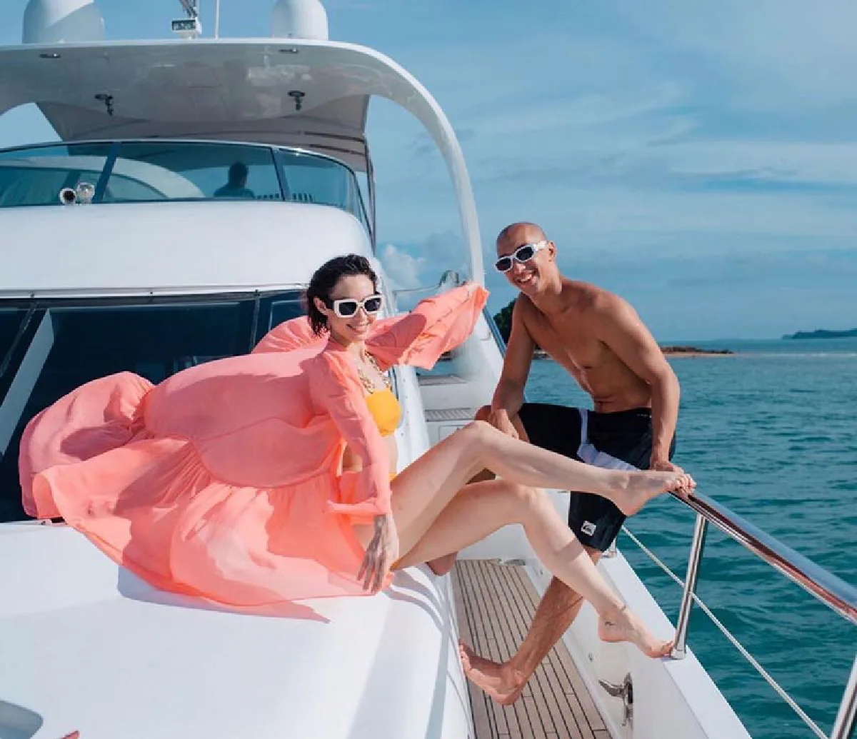 คู่นี้มันปัง! ซาบีน่า-อนัน อันวา โพสท่ายากโชว์หวานกลางทะเล