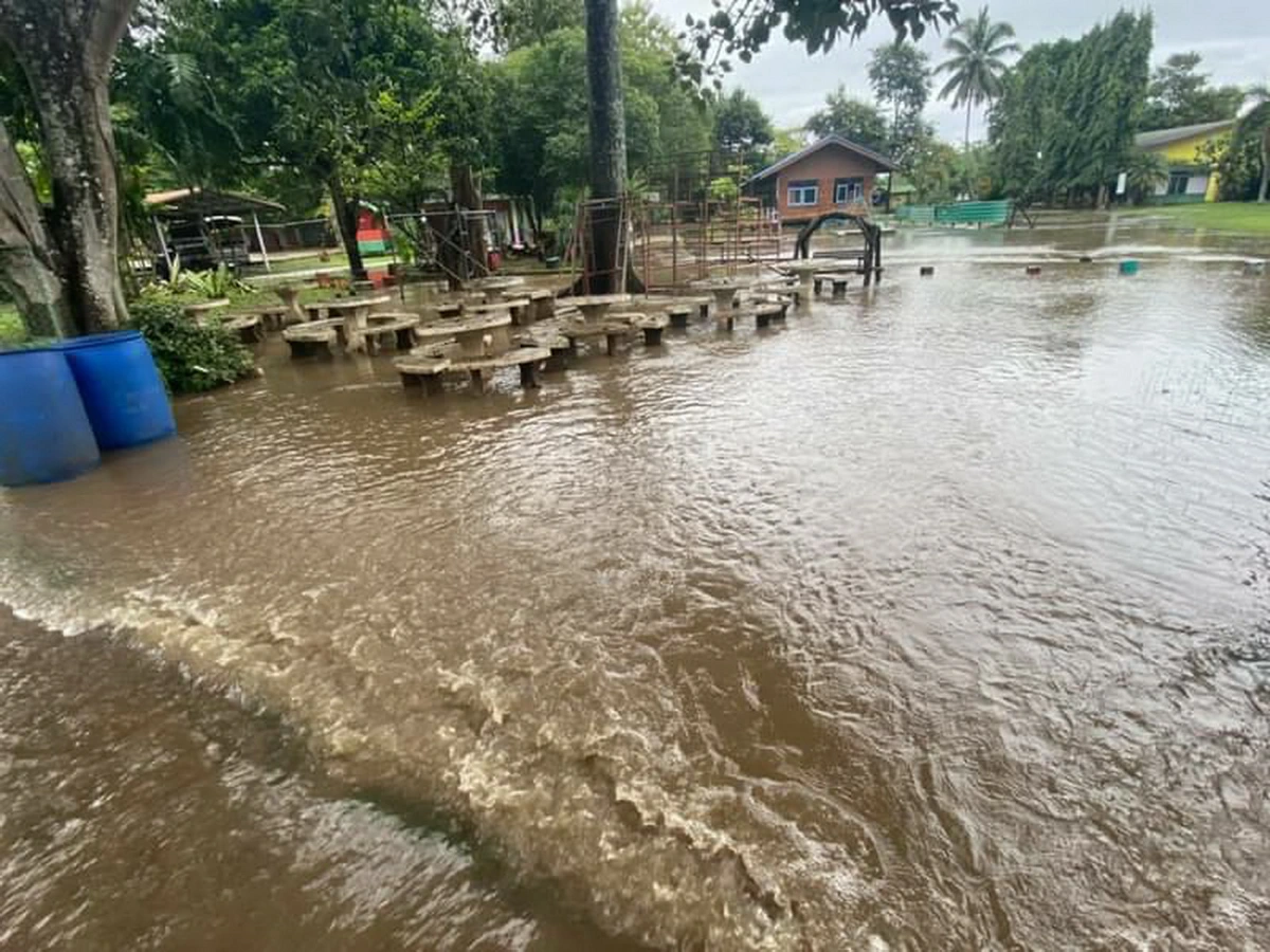 โรงเรียนในอ.ศรีสวัสดิ์ปิดหนีน้ำท่วมหวั่นนร.ไม่ปลอดภัย