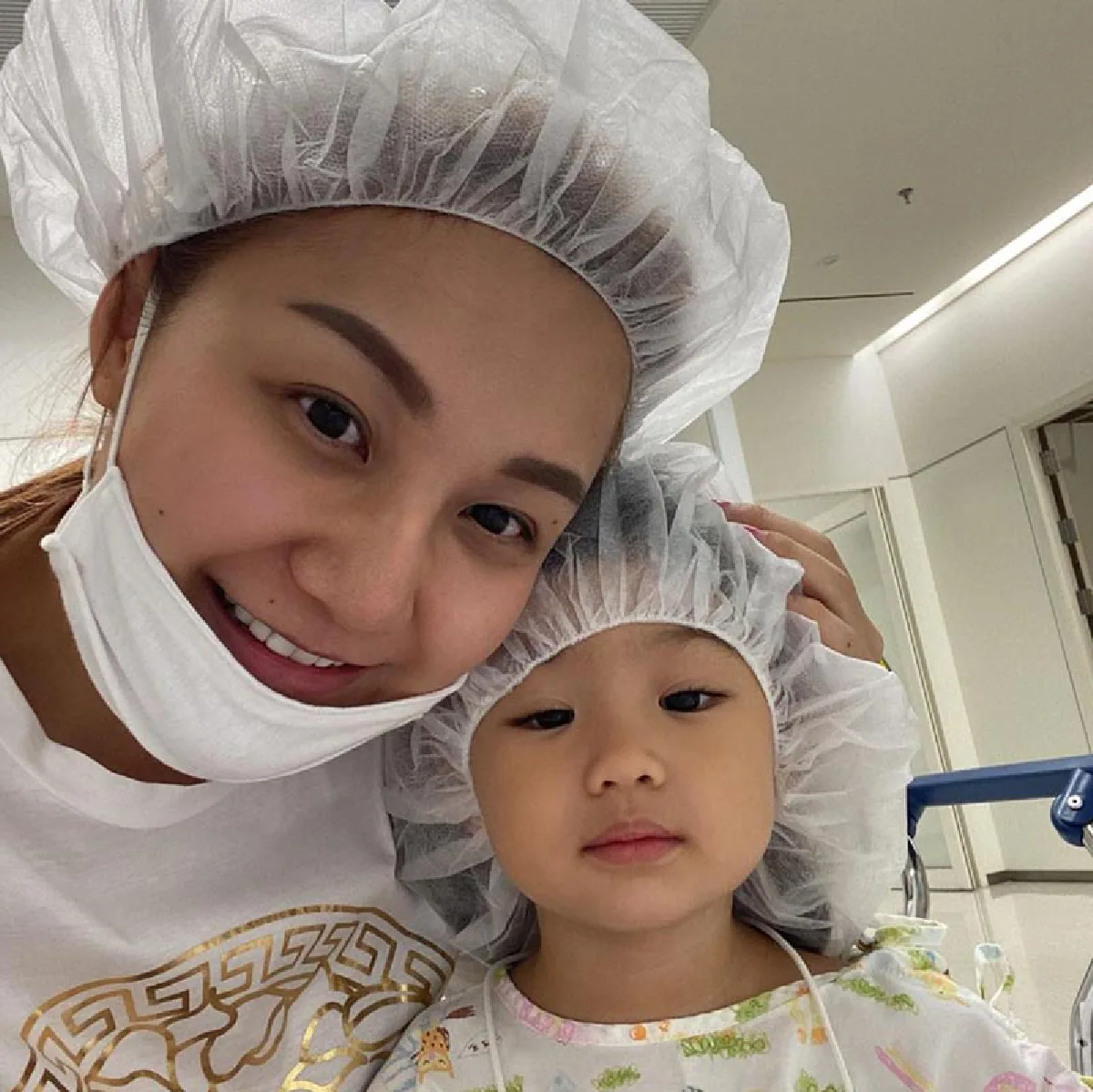 เอ็ม บุษราคัม ช็อคจนร้องไห้ไม่ออก! น้องนาฬิกา โดนโต๊ะกระจกล้มใส่จนนิ้วเท้าขาด