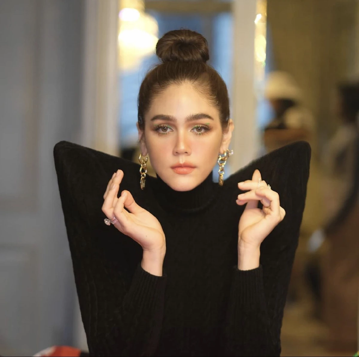 ปังไม่ไหว! ชมพู่ อารยา กับแฟชั่นยกไหล่สูงปรี๊ด พร้อมกางปีกเหินฟ้า 