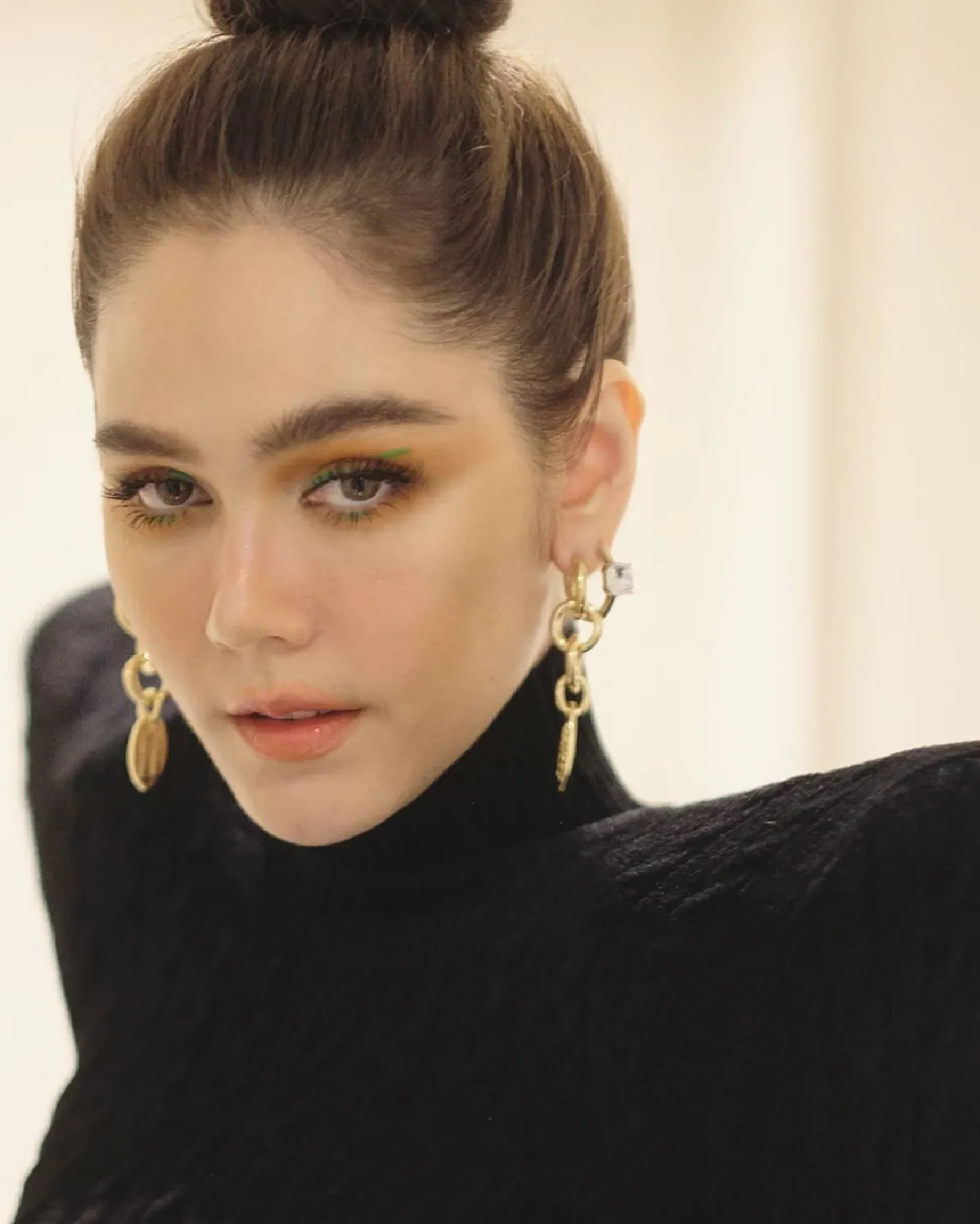 ปังไม่ไหว! ชมพู่ อารยา กับแฟชั่นยกไหล่สูงปรี๊ด พร้อมกางปีกเหินฟ้า 