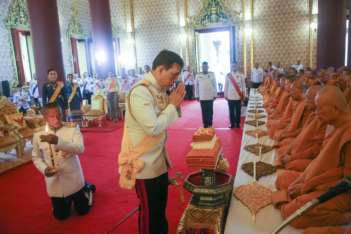 ในหลวงทรงบำเพ็ญพระราชกุศลถวายผ้าพระกฐินวัดเทพศิรินฯ-วัดสุทัศนฯ