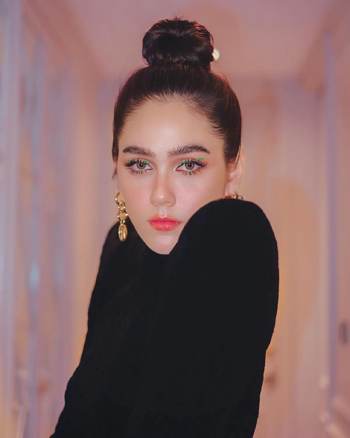 ปังไม่ไหว! ชมพู่ อารยา กับแฟชั่นยกไหล่สูงปรี๊ด พร้อมกางปีกเหินฟ้า 