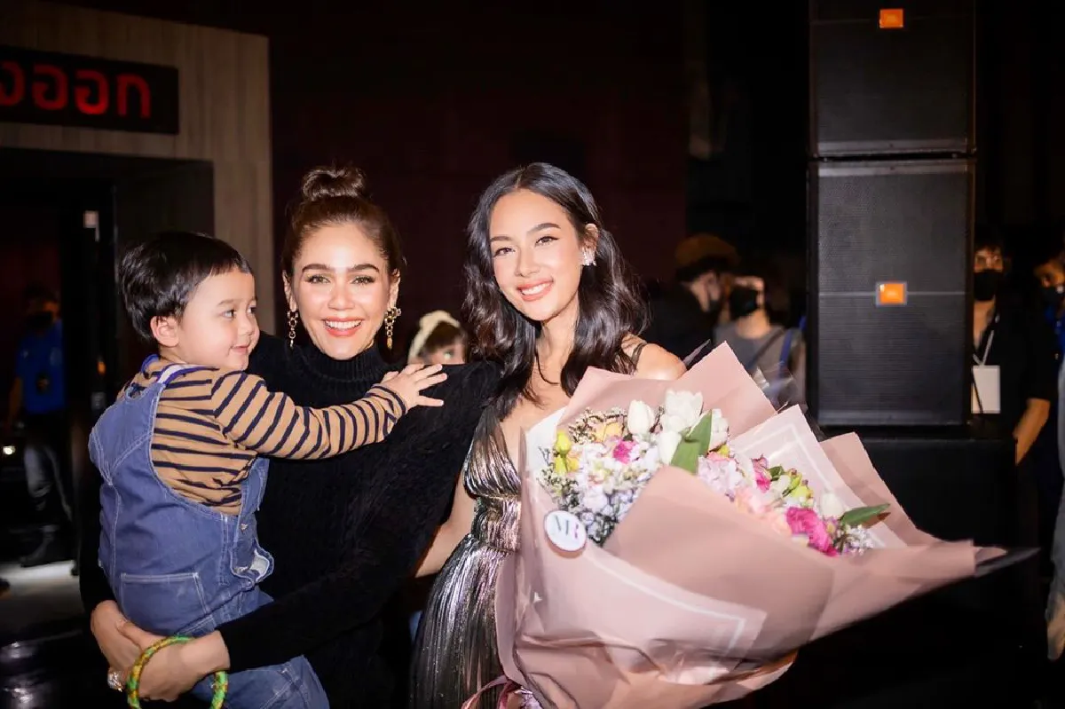 ปังไม่ไหว! ชมพู่ อารยา กับแฟชั่นยกไหล่สูงปรี๊ด พร้อมกางปีกเหินฟ้า 