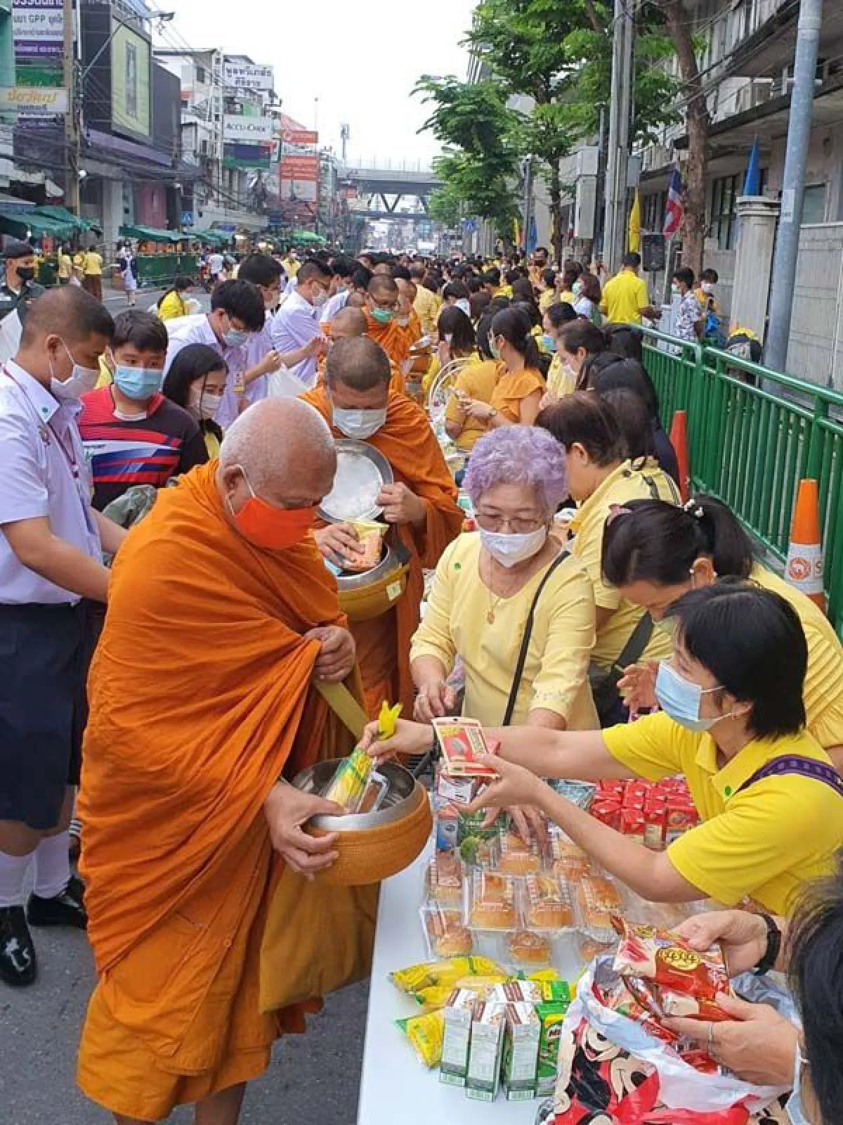 "ศิริราช"นำดอกดาวเรืองวางประดับผ่านสัญลักษณ์เลข ๙