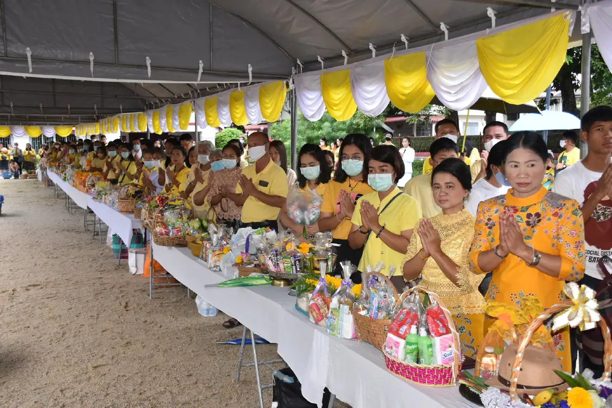 เมืองคอนพร้อมใจทำบุญตักบาตรเนื่องในวันคล้ายวันสวรรคตในหลวง ร. 9 