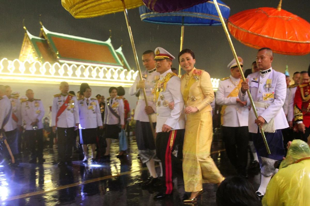 "ในหลวง-พระราชินี"พระดำเนินเยี่ยมราษฎรท่ามกลางสายฝน 