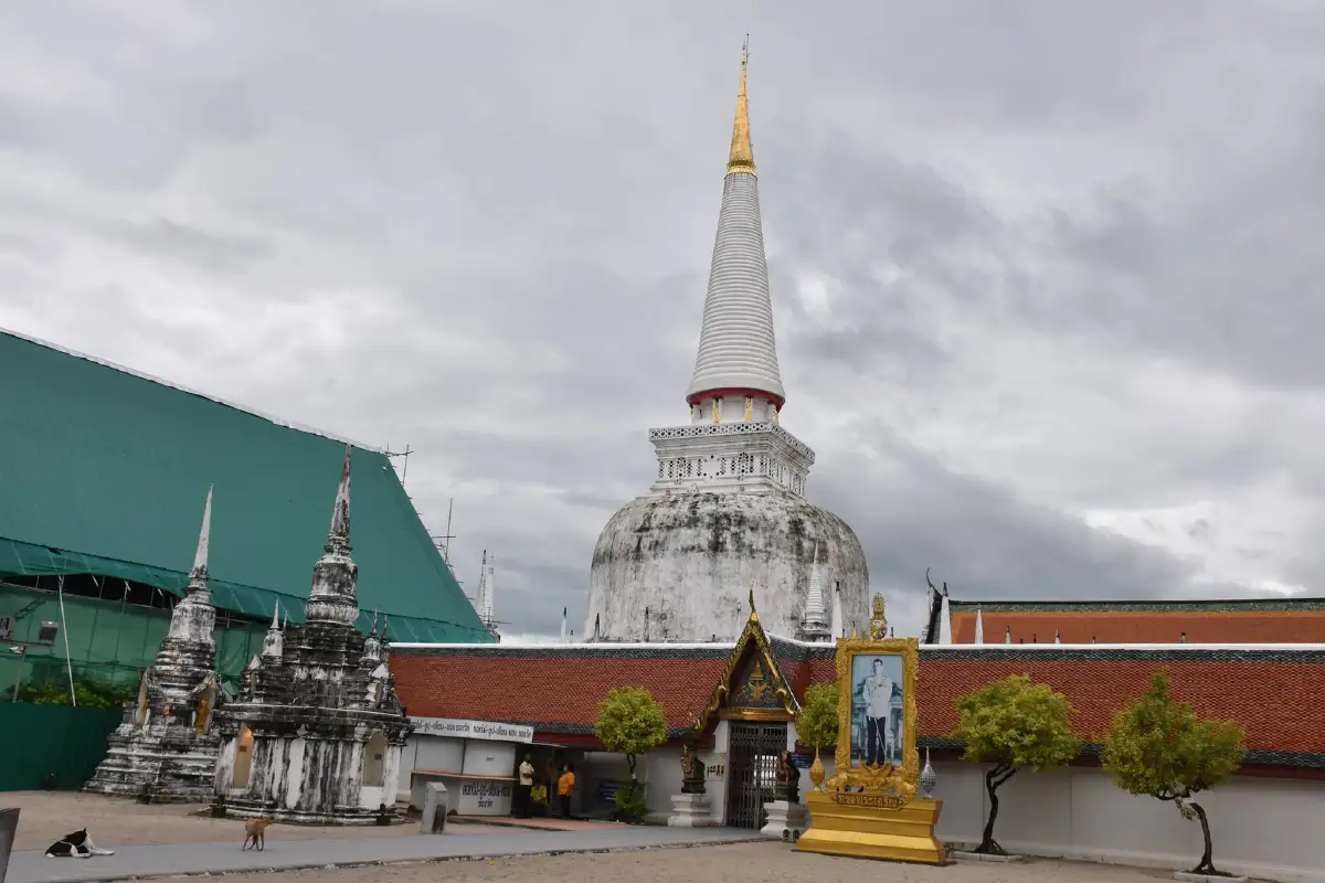 เมืองคอนพร้อมใจทำบุญตักบาตรเนื่องในวันคล้ายวันสวรรคตในหลวง ร. 9 