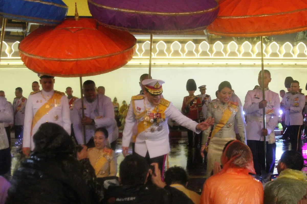 "ในหลวง-พระราชินี"พระดำเนินเยี่ยมราษฎรท่ามกลางสายฝน 