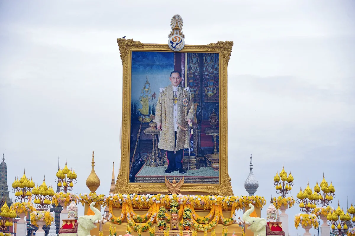 นายกฯเป็นประธานวางพวงมาลา-ถวายบังคม เนื่องในวันคล้ายวันสวรรคต ร.9