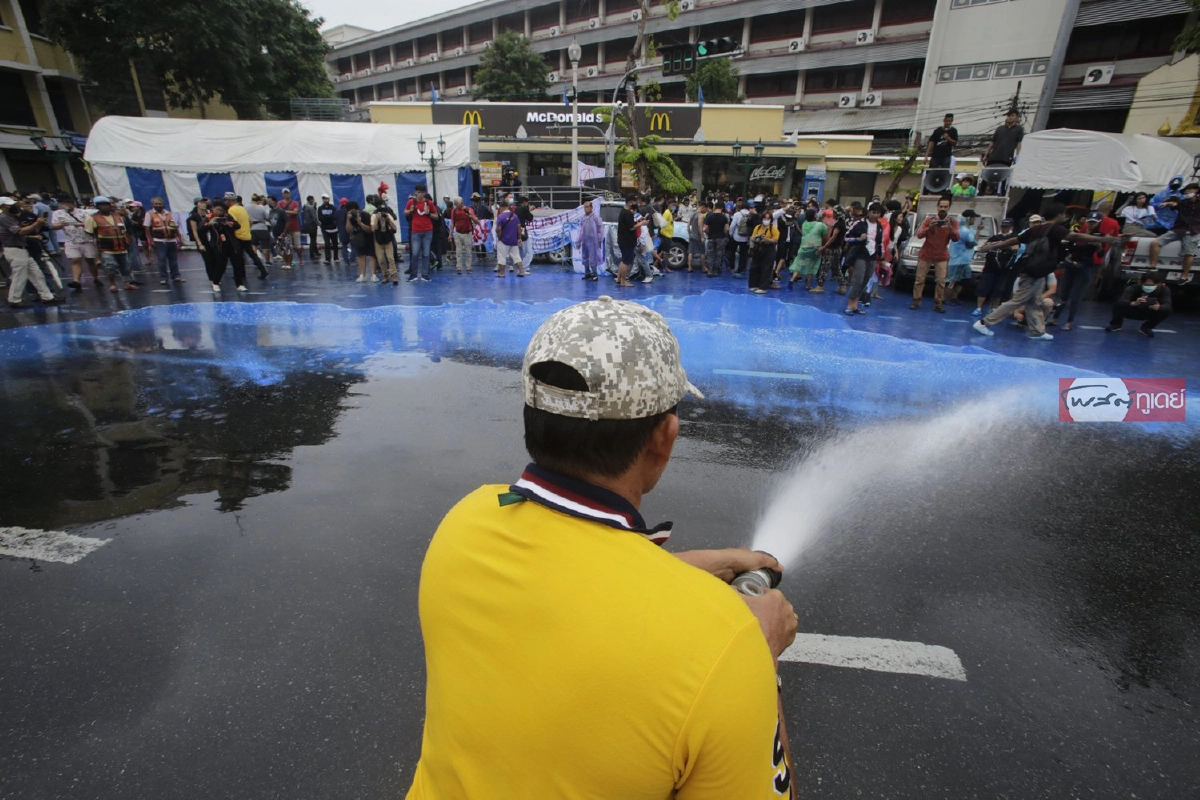 ชุลมุน!ประมวลภาพที่อนุสาวรีย์ประชาธิปไตย "ม็อบสาดสี-เจ้าหน้าที่จับแกนนำ"