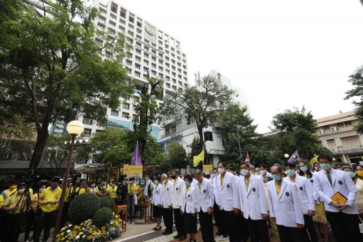 "ศิริราช"นำดอกดาวเรืองวางประดับผ่านสัญลักษณ์เลข ๙