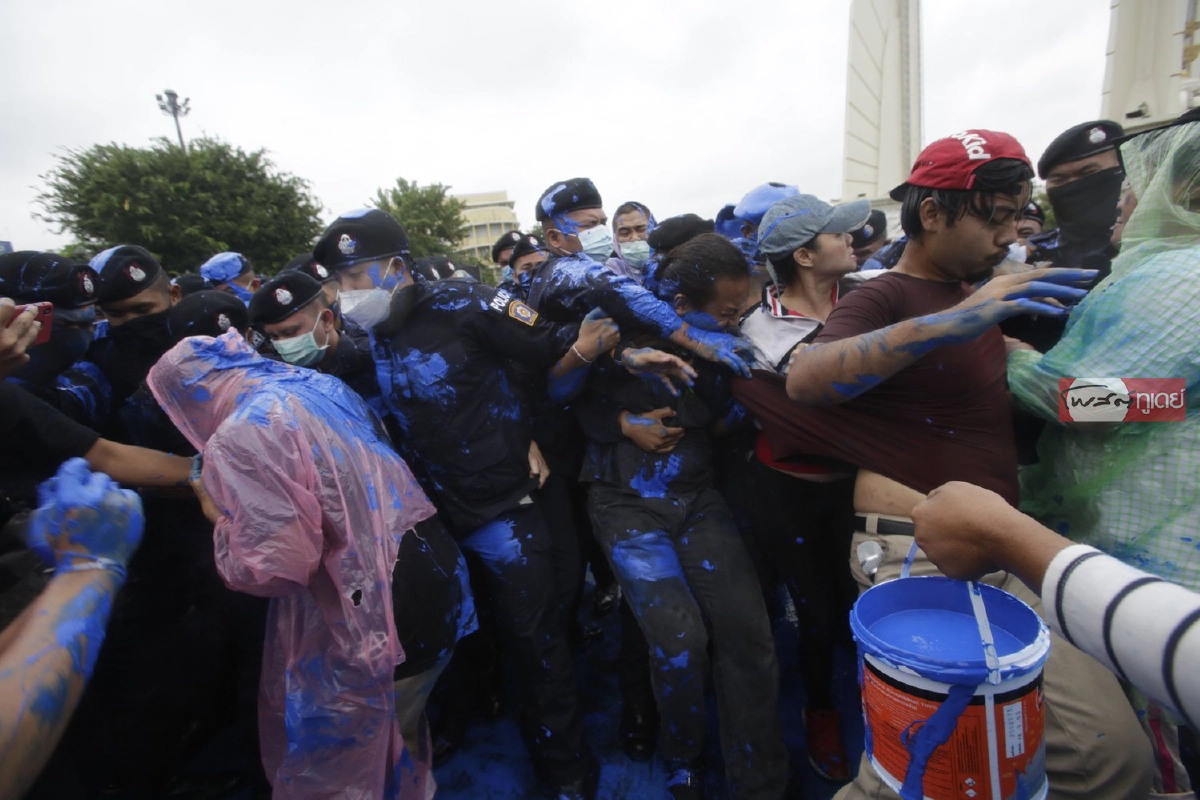 ชุลมุน!ประมวลภาพที่อนุสาวรีย์ประชาธิปไตย "ม็อบสาดสี-เจ้าหน้าที่จับแกนนำ"