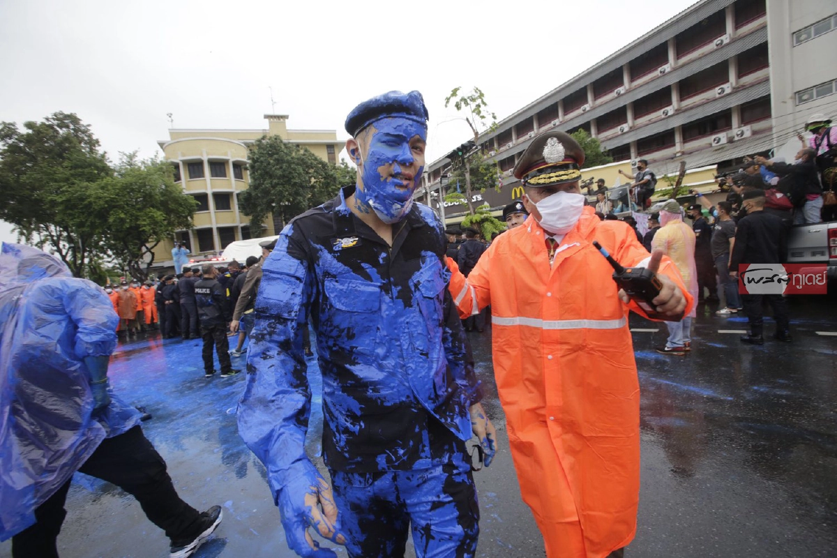 ชุลมุน!ประมวลภาพที่อนุสาวรีย์ประชาธิปไตย "ม็อบสาดสี-เจ้าหน้าที่จับแกนนำ"