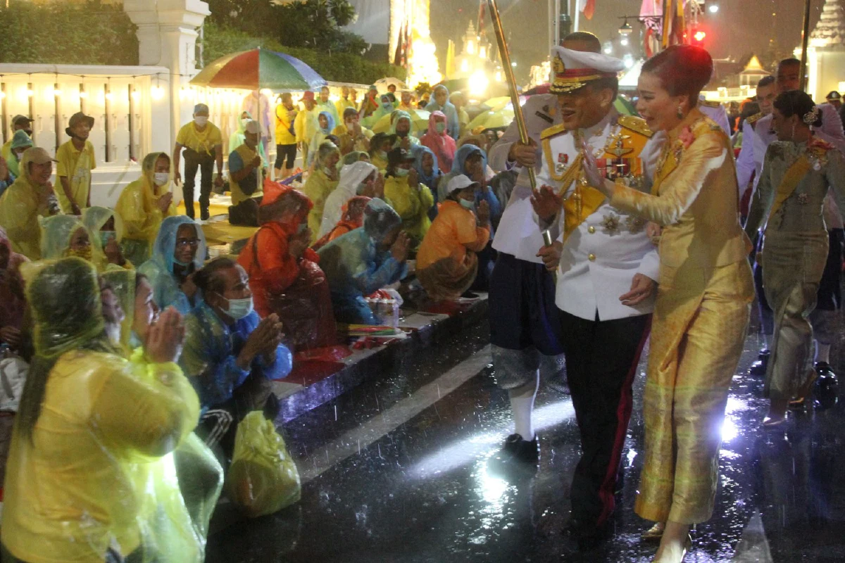 "ในหลวง-พระราชินี"พระดำเนินเยี่ยมราษฎรท่ามกลางสายฝน 