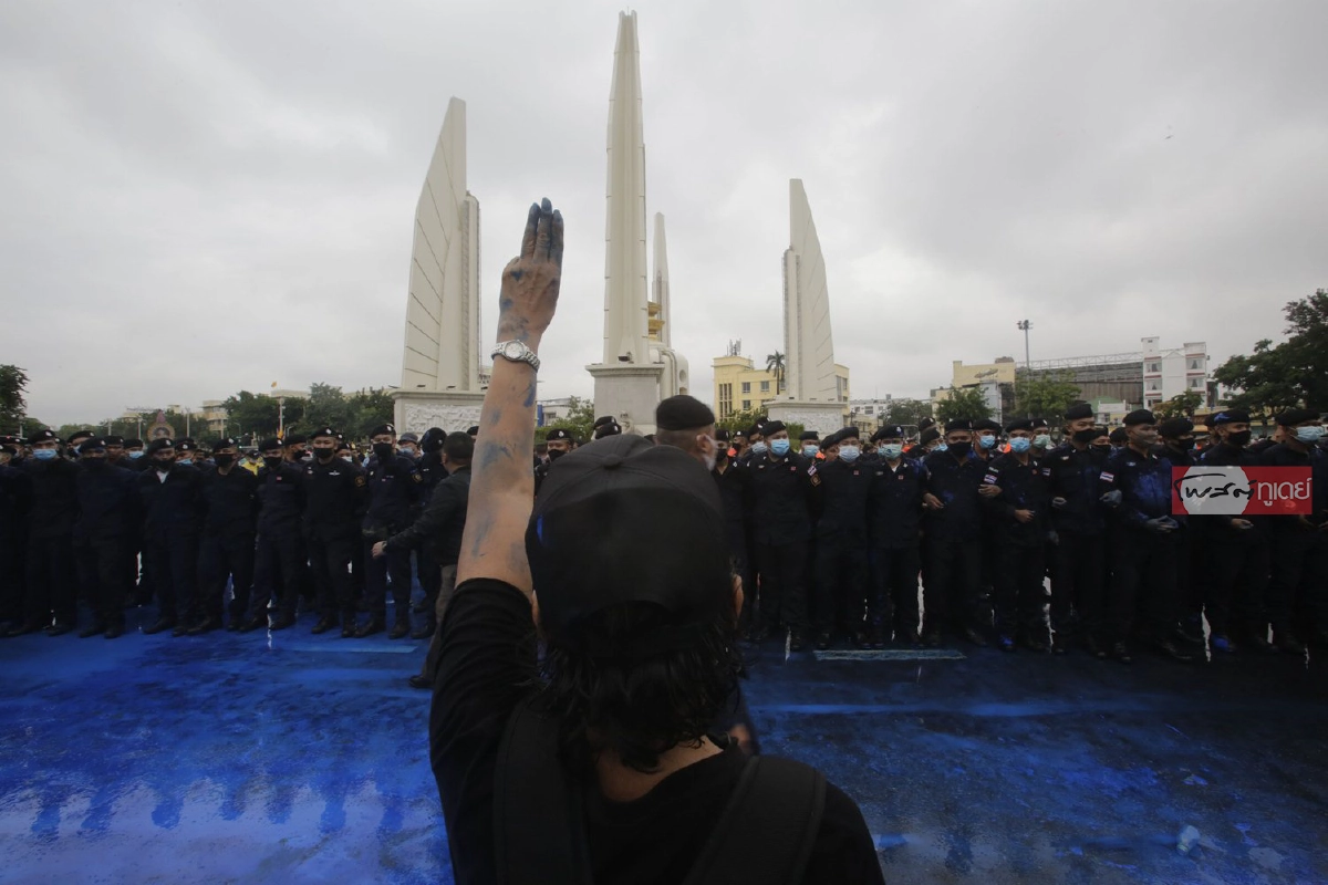 ชุลมุน!ประมวลภาพที่อนุสาวรีย์ประชาธิปไตย "ม็อบสาดสี-เจ้าหน้าที่จับแกนนำ"