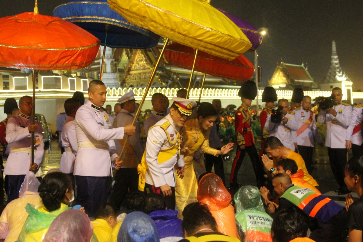 "ในหลวง-พระราชินี"พระดำเนินเยี่ยมราษฎรท่ามกลางสายฝน 