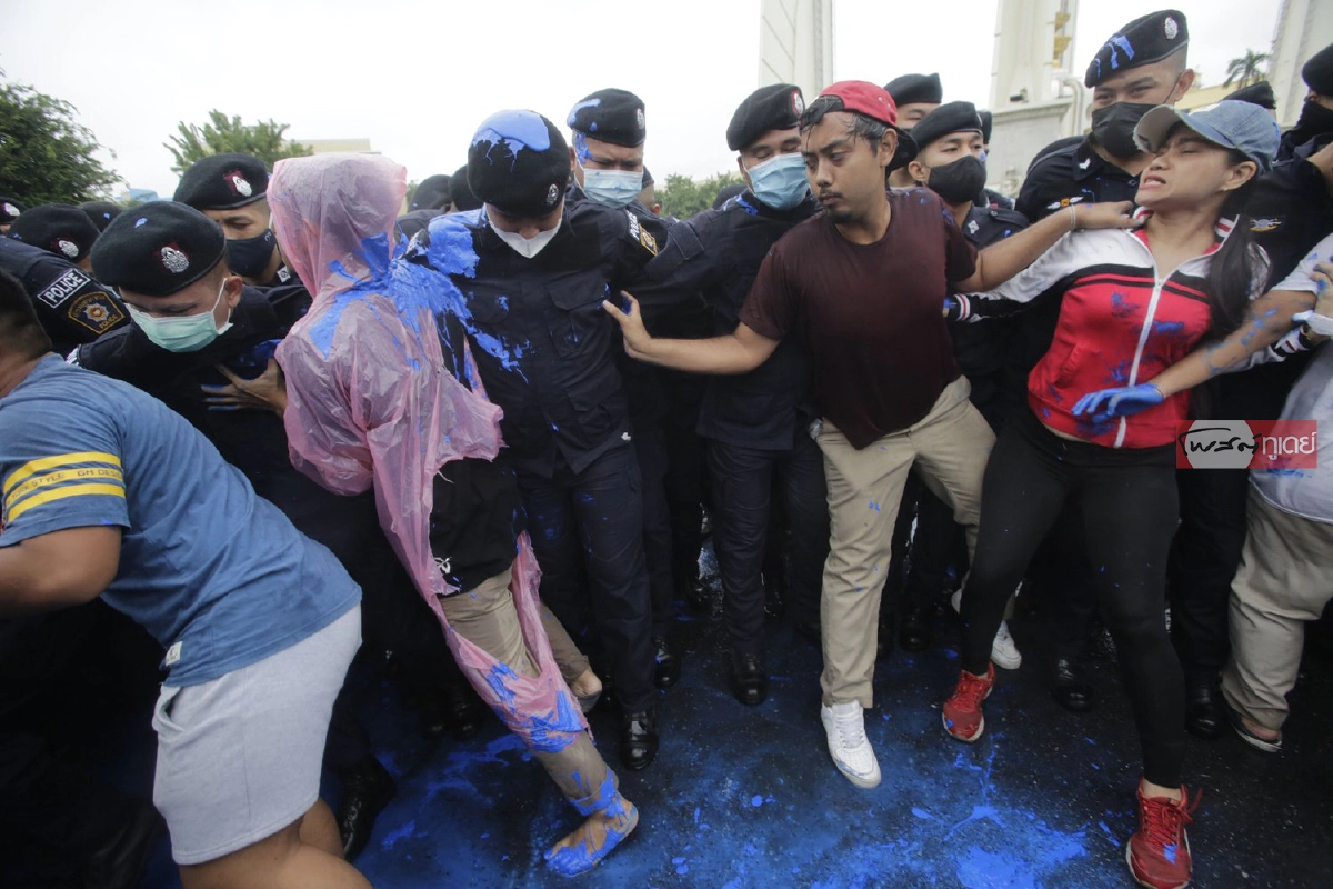 ชุลมุน!ประมวลภาพที่อนุสาวรีย์ประชาธิปไตย "ม็อบสาดสี-เจ้าหน้าที่จับแกนนำ"