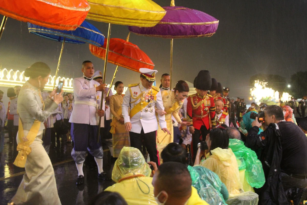 "ในหลวง-พระราชินี"พระดำเนินเยี่ยมราษฎรท่ามกลางสายฝน 