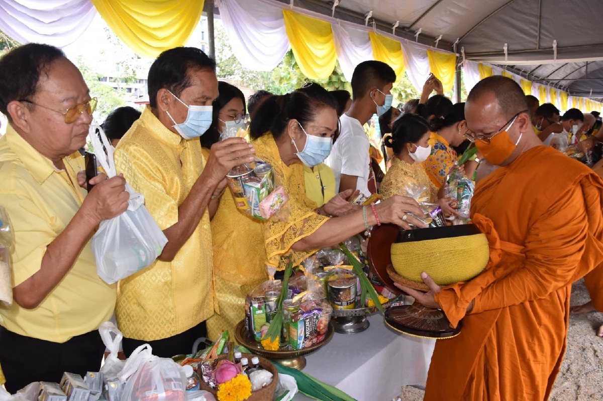 เมืองคอนพร้อมใจทำบุญตักบาตรเนื่องในวันคล้ายวันสวรรคตในหลวง ร. 9 เมืองคอนพร้อมใจทำบุญตักบาตรเนื่องในวันคล้ายวันสวรรคตในหลวง ร. 9