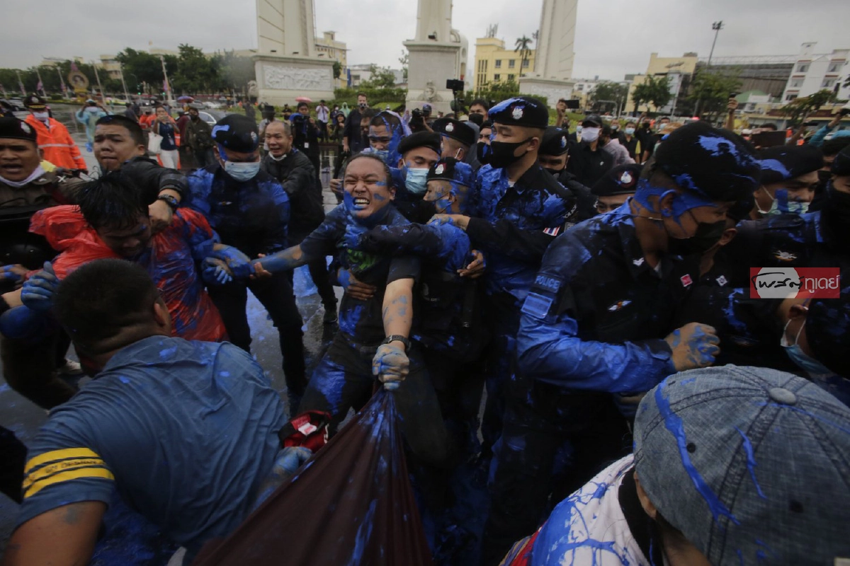 ชุลมุน!ประมวลภาพที่อนุสาวรีย์ประชาธิปไตย "ม็อบสาดสี-เจ้าหน้าที่จับแกนนำ"