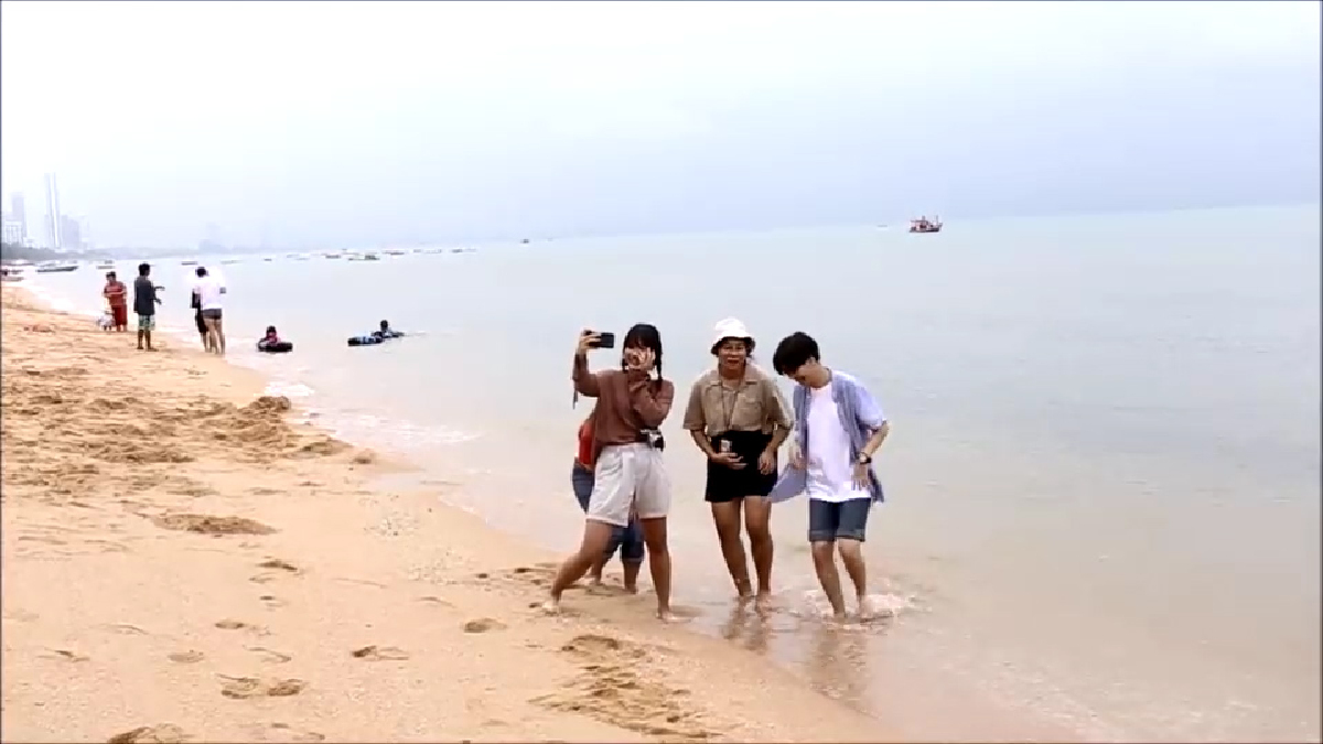 นักท่องเที่ยวตะลึงน้ำทะเลหาดจอมเทียนใสแจ๋วจนเห็นพื้นทราย นักท่องเที่ยวตะลึงน้ำทะเลหาดจอมเทียนใสแจ๋วจนเห็นพื้นทราย