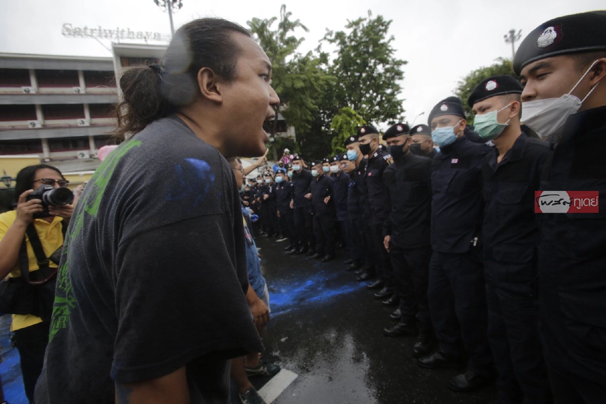 ชุลมุน!ประมวลภาพที่อนุสาวรีย์ประชาธิปไตย "ม็อบสาดสี-เจ้าหน้าที่จับแกนนำ"